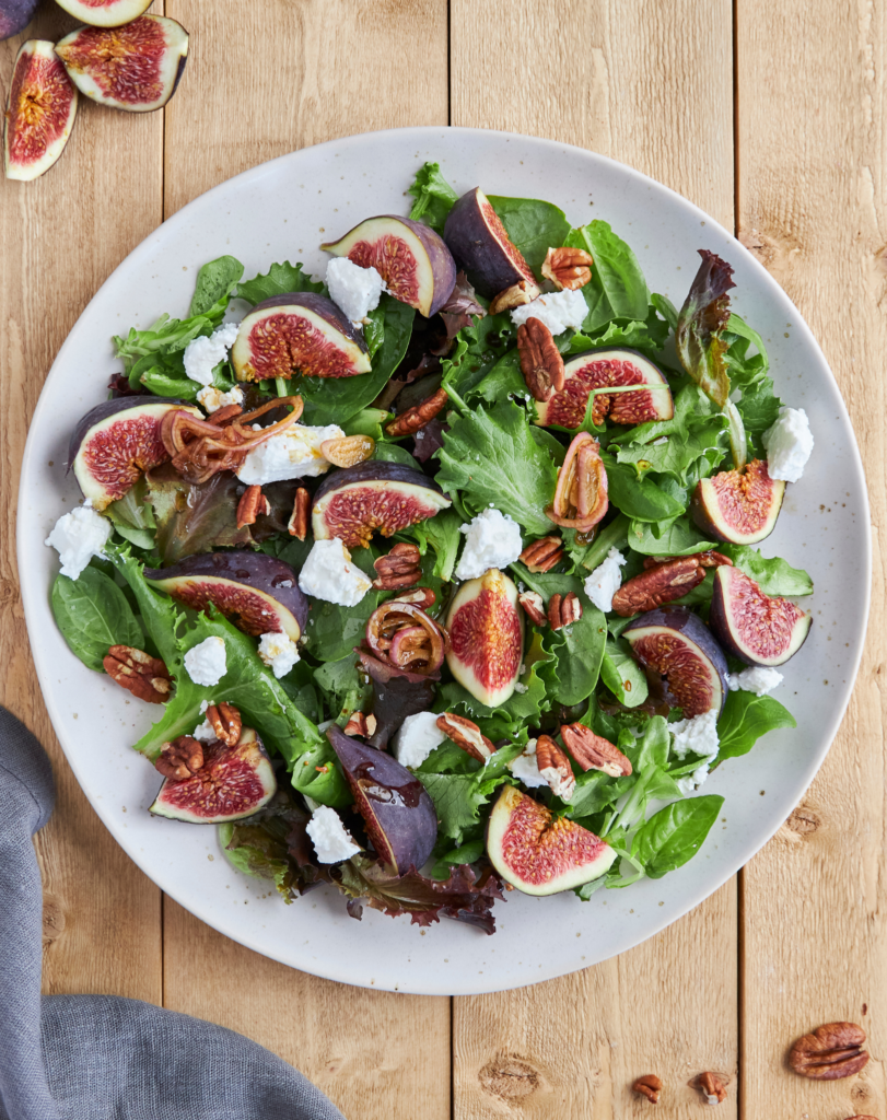 Fig salad with goat cheese and pecans