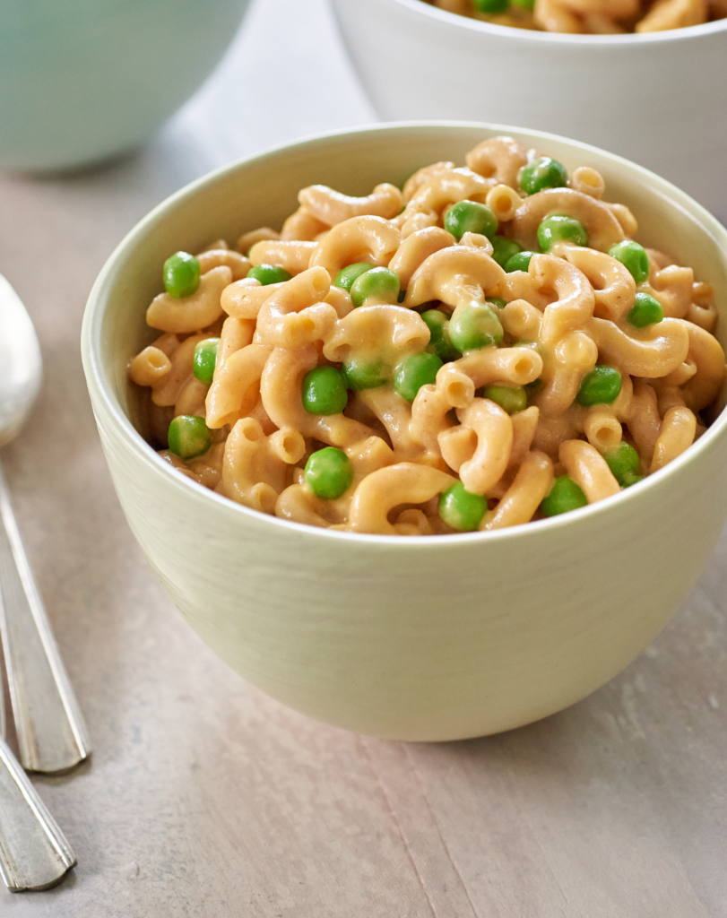 Light macaroni and cheese with peas